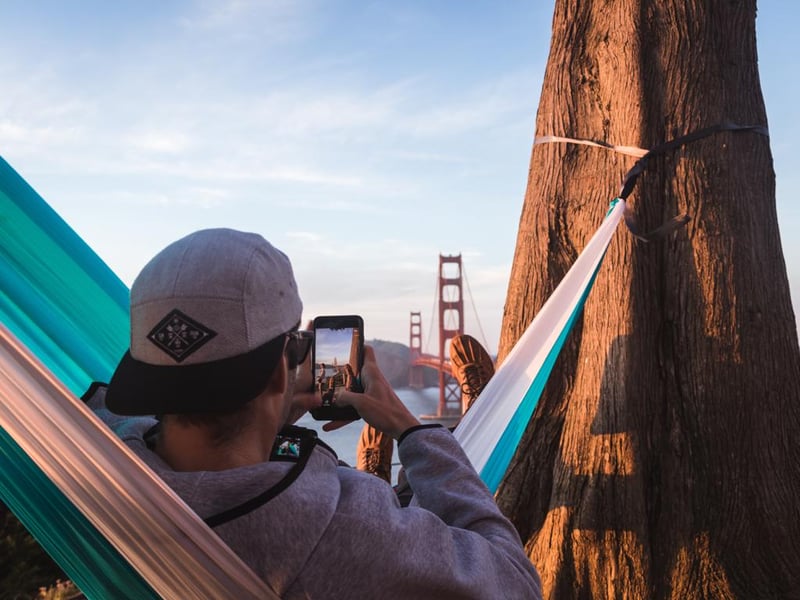 Photo d'un homme filmant une vidéo de partage d'expérience sur l'application tested4you : des tests de produits et de lieux en vidéo UGC authentiques