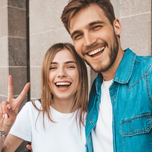 belle-fille-souriante-son-beau-petit-ami-dans-vetements-ete-decontractes - Carré