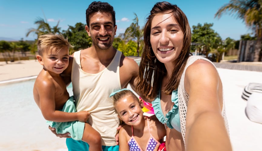 happy-biracial-family-taking-selfie-by-the-swimmin-2023-06-09-17-13-32-utc - Copie